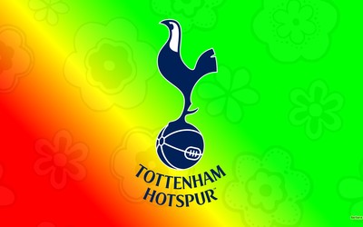 FB体育动态-久保建英赛后和队友捧杯庆祝