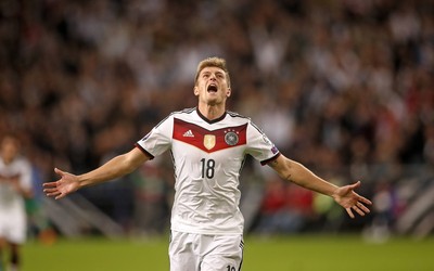 FB体育-克瓦拉茨赫利亚进球后拥抱替补席